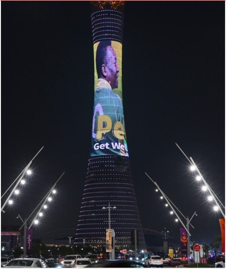 Thông điệp cổ vũ Pele trên tòa tháp The Torch Tower ở Doha, Qatar, ngày 3-12