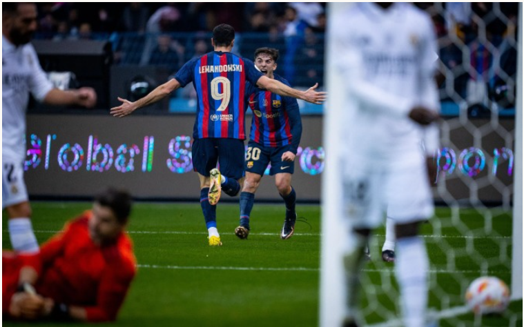 Lewandowski chạy đến cảm ơn và chia vui với Pedri sau khi được đồng đội trẻ kiến tạo cho bàn nâng tỷ số lên 2-0 cho Barca - tin tức nhà cái May88